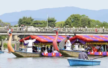 京都で平安貴族の船遊び