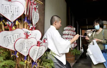 恒例行事うちわまき、雨で手渡し