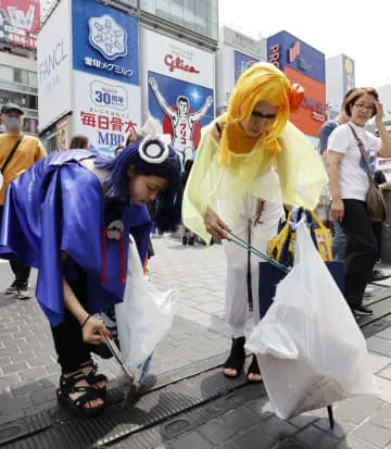 道頓堀でコスプレイヤーら清掃