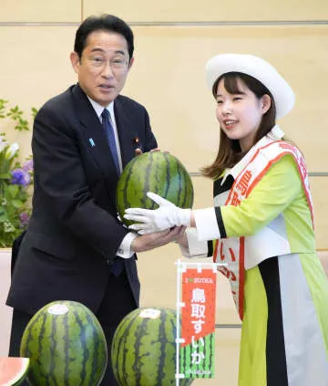 首相、鳥取のスイカ試食