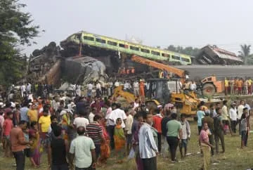 インドで列車事故、230人死亡