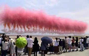 桜色の昼花火、青空染める