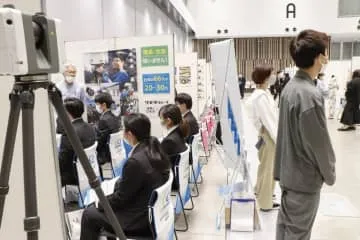 人手、49％の企業が不足感