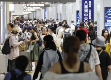 台風心配、ターミナル駅に人波