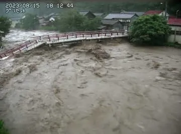 台風大雨で橋が崩落、対応追われ