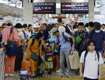 主要駅、半数超で人出回復