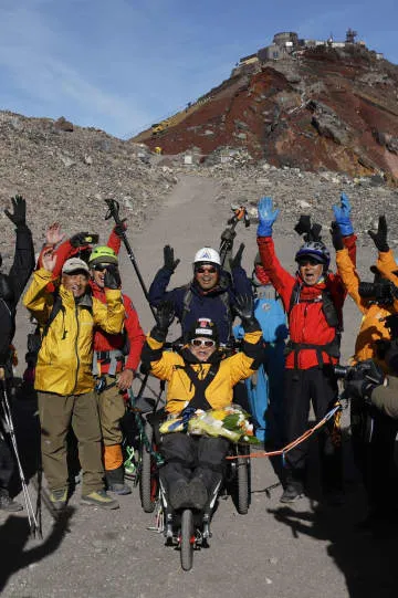 90歳三浦さん、富士山頂に到達