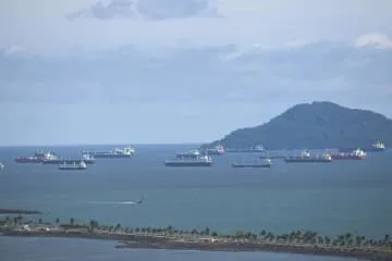 パナマ運河で貨物船渋滞