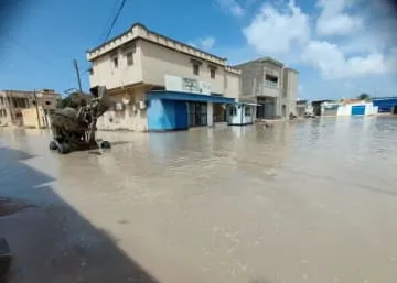 リビア洪水、死者2000人超か