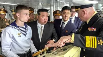 金正恩氏、ロシア艦隊を視察