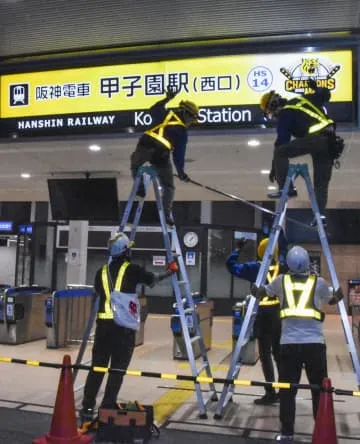 阪神Vセールに列、駅看板も虎柄