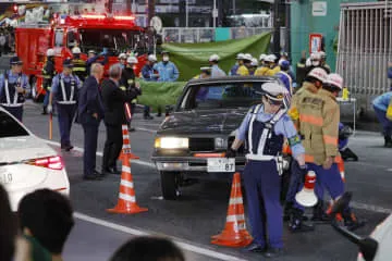 東京・渋谷交差点で歩行者に車