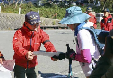 山岳遭難防止へ、登山客にチラシ