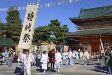 歴史絵巻の行列が都大路練り歩く