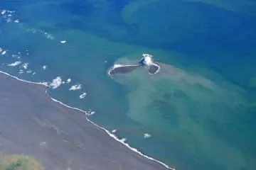 小笠原・硫黄島の新島、海保確認