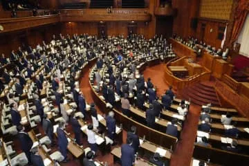 首相らの給与増額法が成立