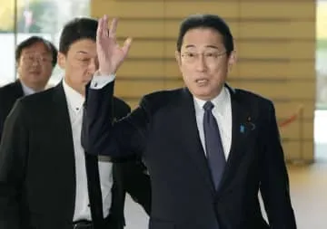 首相、松野官房長官の更迭否定