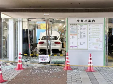 日立市役所前で車暴走、3人けが