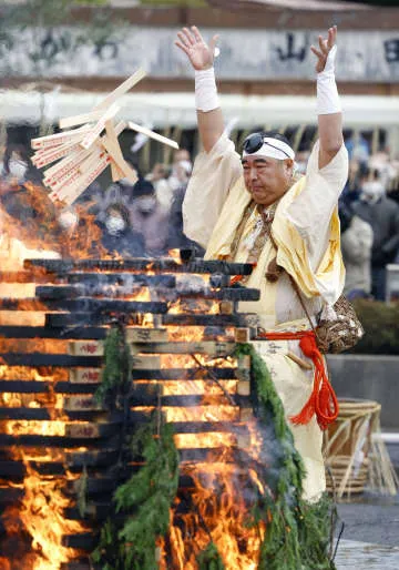 成田山新勝寺でお焚き上げ