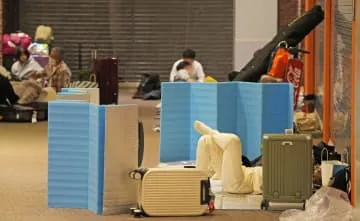 新千歳空港、200人が夜明かす