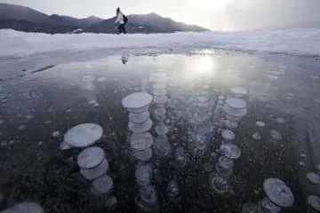 凍った湖に浮かぶ水玉模様