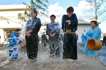 花婿に冷水、家内安全願う