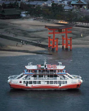 広島・宮島でフェリー座礁