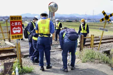 小4死亡踏切事故で調査