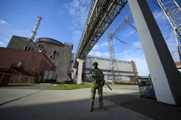 原発の屋根に無人機攻撃