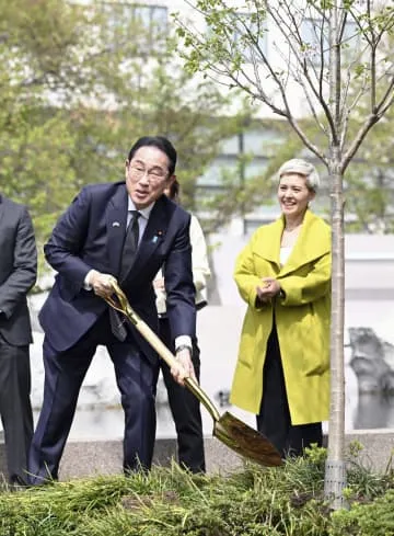 首相、イノウエ氏を追悼し桜植樹