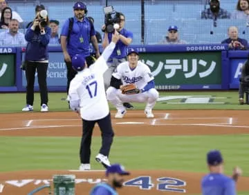 大谷、始球式でキャッチャー役