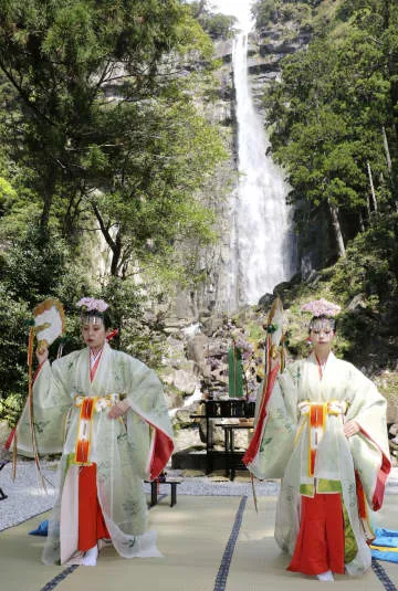 熊野那智大社で桜花祭