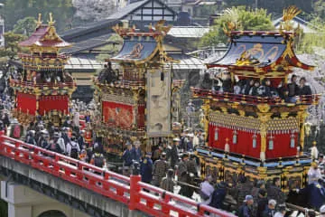 「春の高山祭」開幕