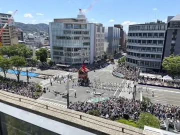 屋上庭園から祇園祭観賞