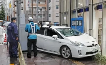 歩道に車6人けが、東京・世田谷