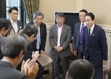 首相、自民党代議士会で陳謝