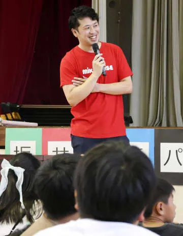 飛び込み坂井選手、小学校で授業