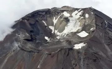 富士山の火口付近で3人意識不明