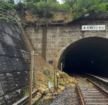 住宅、線路に土砂崩れ