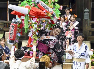 大阪に夏告げる「愛染まつり」