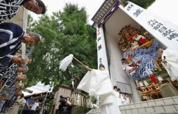 飾り山笠に神様招き入れ