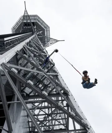 大阪・通天閣からダイブ