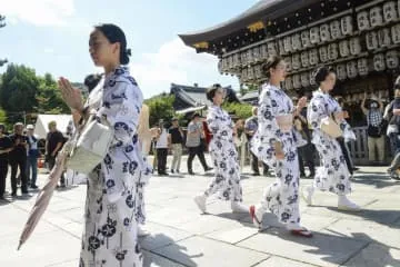 京都・八坂神社で芸上達願う