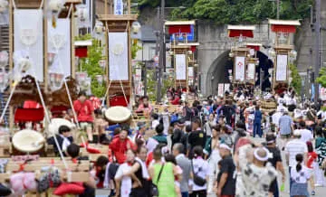 復興祈願掲げキリコ舞う、石川