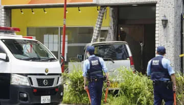 建物に軽乗用車突っ込む