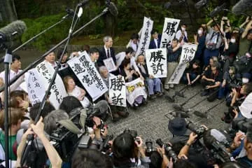 大法廷に響く拍手、光る涙