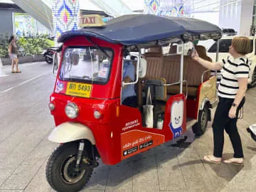 進化したタイ名物、排ガスなしアプリで配車