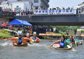 静岡・伊東で「タライ乗り競走」