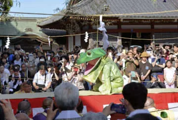 奈良の金峯山寺で奇祭「蛙飛び」