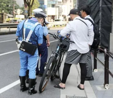 東京・渋谷でモペット取り締まり